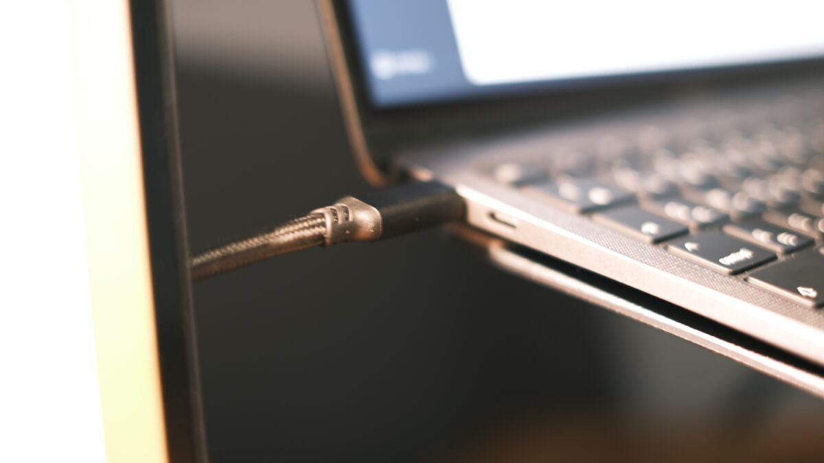 MacBookにThunderboltケーブルを接続