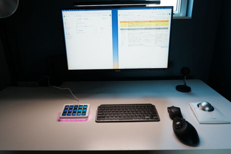 クリエイターの作業効率を高めるFIFINE D6が置かれたデスク環境