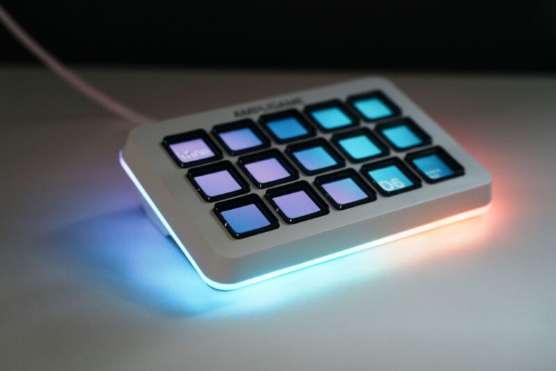 デスク上でRGBライトを点灯させているFIFINE D6