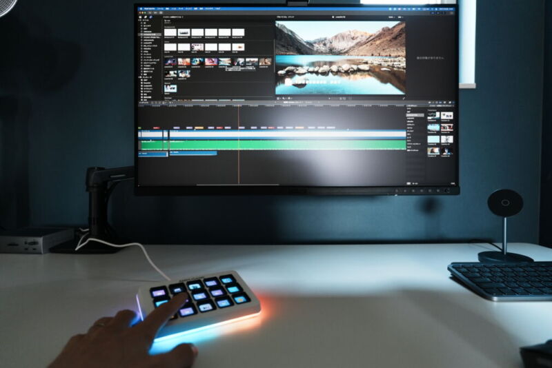 FIFINE D6のボタンを指で押し、Final Cut Proのショートカットを操作する様子