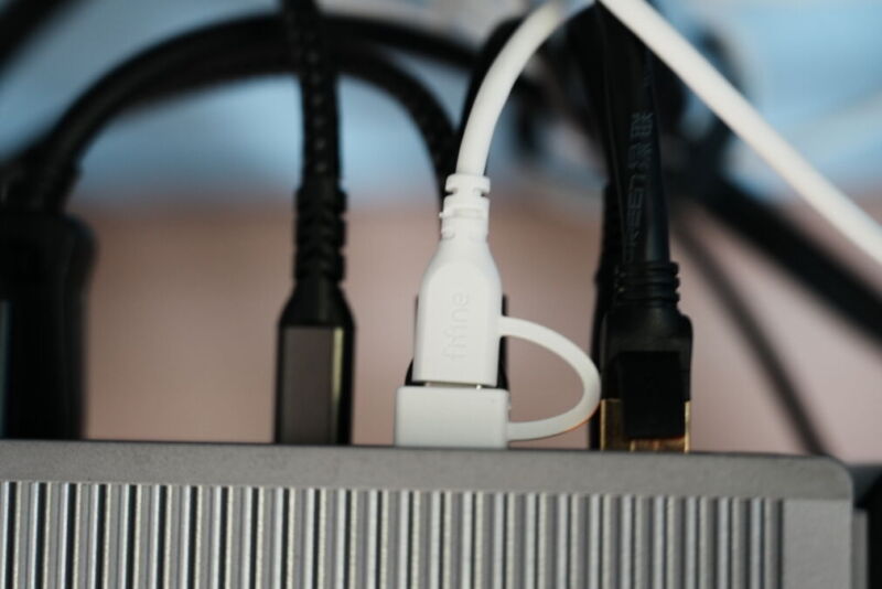 FIFINE D6に付属するUSB-C to A変換コネクタ付きケーブルのアップ