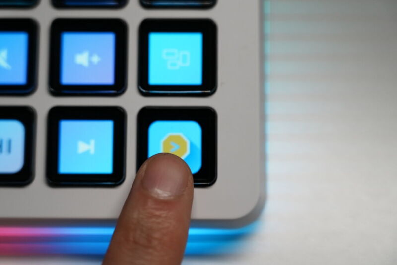 FIFINE D6のページ切り替えボタンを操作している手元